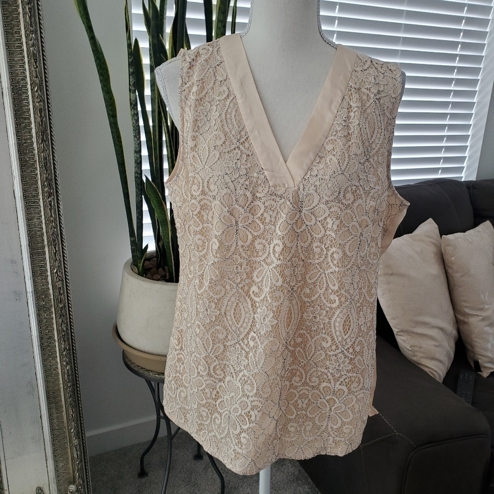 New! Tahari Sleveless v neck front lace Top. Size xsmall.